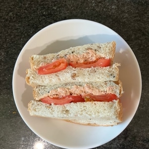 ツナとトマトのサンドイッチ